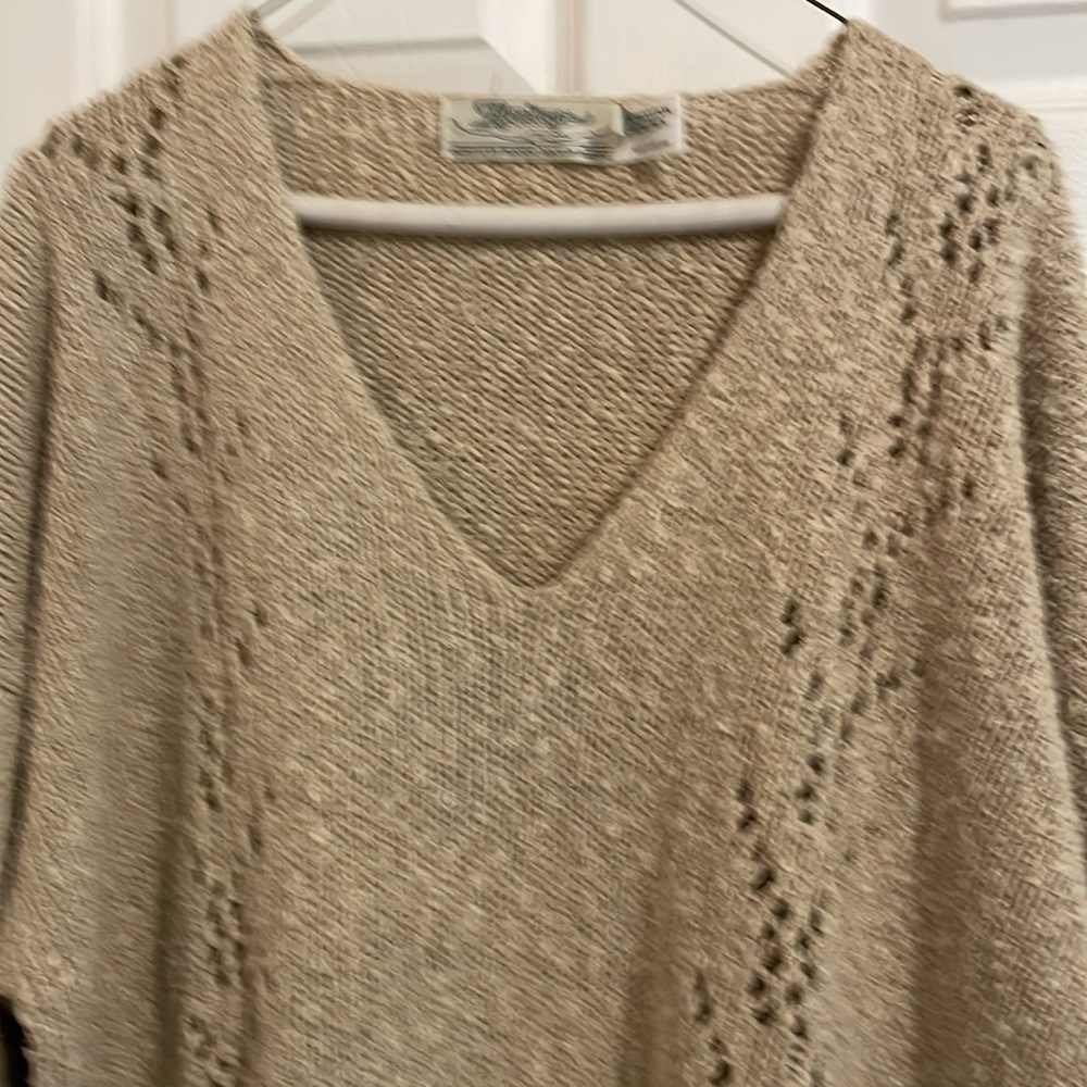 Heritage of Ireland. Size 44” (XL or XXL). Cream, V-neck sweater. Cotton/linen - Picture 4 of 6
